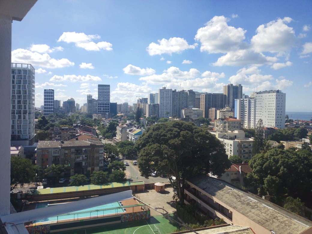 Arrenda-se flat T2 nas torres vermelhas com vista ao mar.
